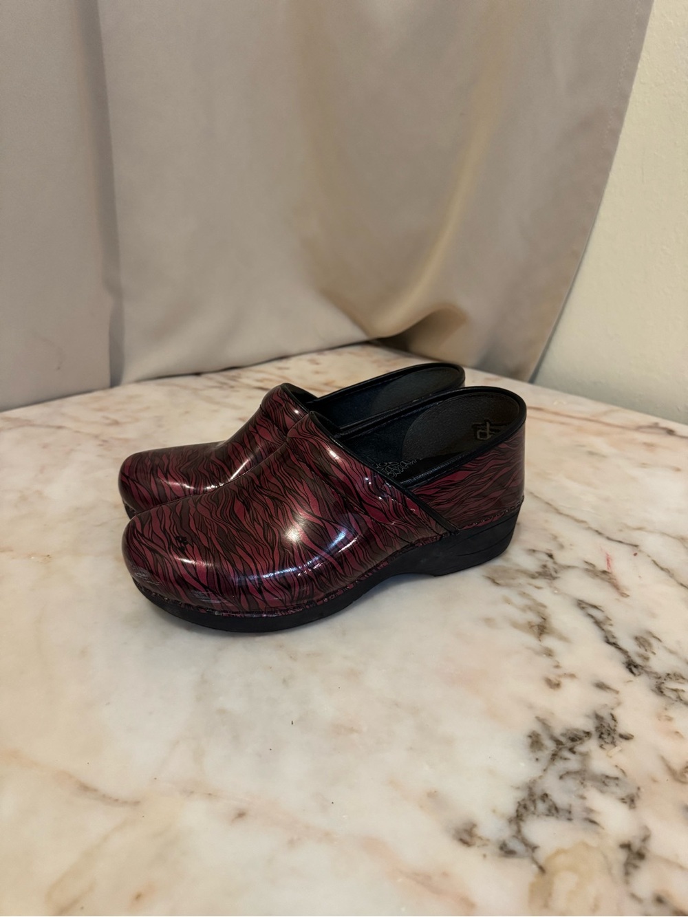 Dansko XP 2.0 Burgundy Zebra Patent Leather Clogs Women’s EU 40 / US 9.5–10